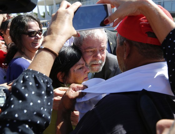 Ex presidente Lula abatido posa para foto com simpatizantes (Foto: Sérgio Lima/ÉPOCA)