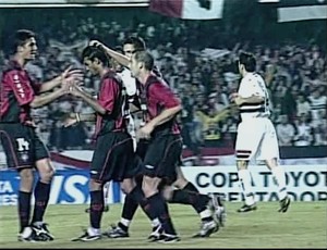 Atlético-PR contra o São Paulo na Libertadores em 2005 (Foto: reprodução RPCTV)