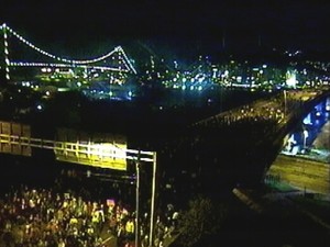 Manifestantes atravessam as duas pontes que ligam a Ilha ao Continente em Florianópolis e bloqueiam completamente a passagem de carros (Foto: Reprodução/RBS TV)
