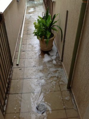 Granizo cai na cidade de Mauá, no ABC Paulista, neste domingo (10) (Foto: Luciana Chaves de Carvalho Martins/VC no G1)