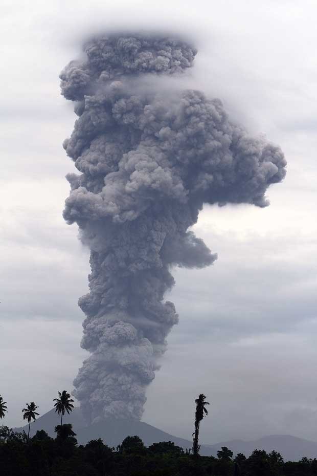 Monte Lokon exple coluna gigante de cinzas em Tomohon, na Indonésia (Foto: Paradika Arif/ AFP)