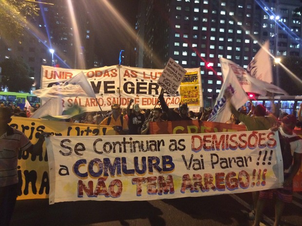 Vários movimentos grevistas caminham juntos em passeata (Foto: Daniel Silveira / G1)