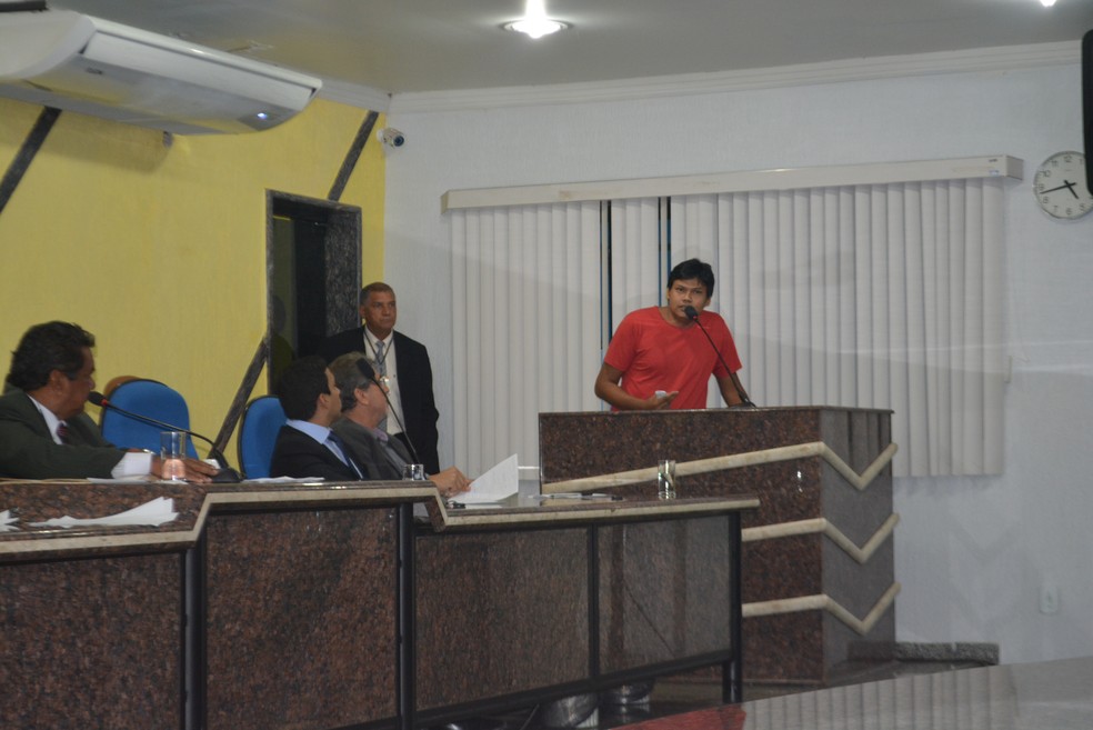 Valdemir Barabada Coeryn, na tribuna, diz que 98% dos índios formados estão desempregados (Foto: Toni Francis/G1)