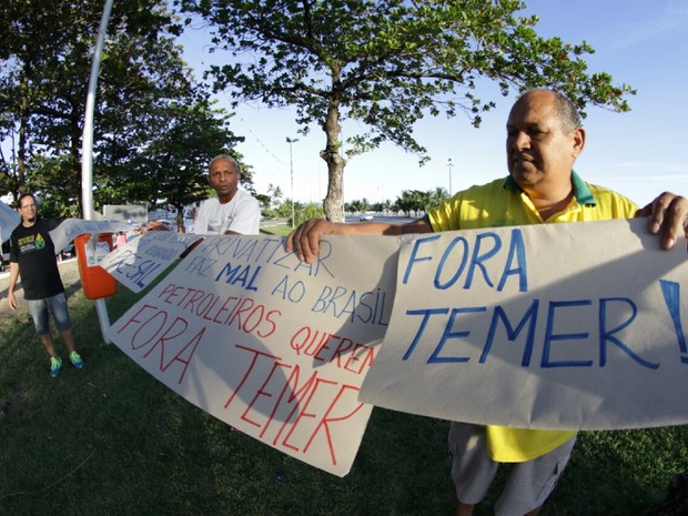 Manifestantes mostram cartazes contra o governo do presidente Temer (Foto: Jonathan Lins/G1)
