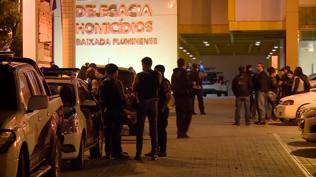 Policiais saíram da Delegacia de Homicídios da Baixada Fluminense, ainda durante a madrugada, para cumprir 24 mandados de prisão — Foto: Ruy Silva / GloboNews