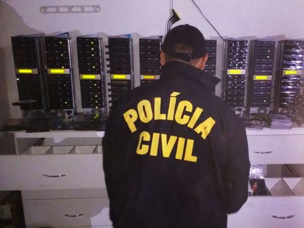 Gravadores de mídia apreendidos pela polícia durante operação contra pirataria no DF (Foto: Polícia Civil/Divulgação)