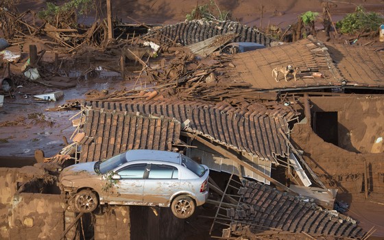 Estragos causados pelo rompimento da barragem da Samarco em Mariana, Minas Gerais (Foto: Felipe Dana/AP) Estragos causados pelo rompimento da barragem da Samarco em Mariana, Minas Gerais (Foto: Felipe Dana/AP)
