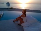 Alheia a polêmicas envolvendo os ex, Isabeli Fontana relaxa na Grécia