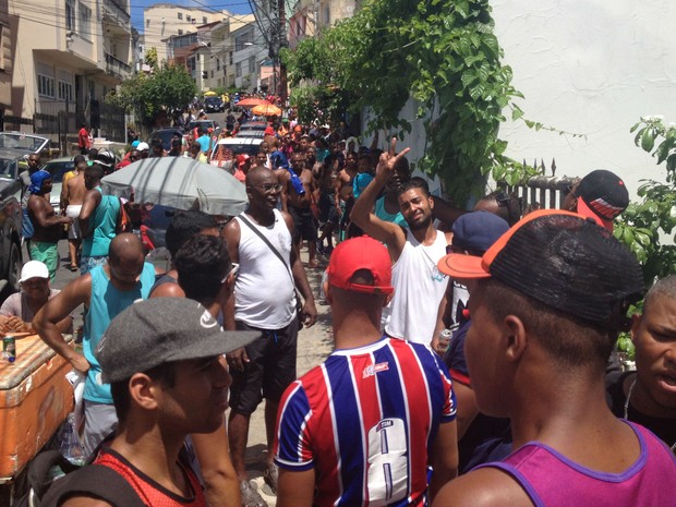 Fila para pegar fantasias dobra quarteirão nos Aflitos (Foto: Henrique Mendes / G1 )