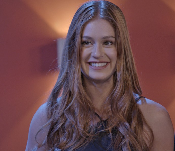 Eliza não esconde a felicidade ao ganhar mais uma etapa do concurso Garota Totalmente Demais (Foto: TV Globo)