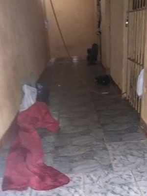 Seis presos dividem duas celas improvisadas na delegacia de Vila Rica (Foto: Polícia Civil de MT)