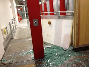 Agncia do Banco Santander, em Laranjeiras, teve as portas destrudas (Foto: Henrique Coelho/G1)