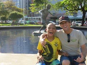 Menino e o professor de surf Cisco Araña, antes de viajar para Araçatuba (Foto: Mariane Rossi/G1 )