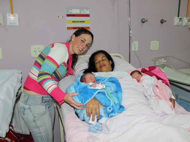 Maria Aparecida (com crianças nos braços) não via a irmã Sueli há 14 anos  (Foto: Julio Huber/ Montanhas Capixabas)