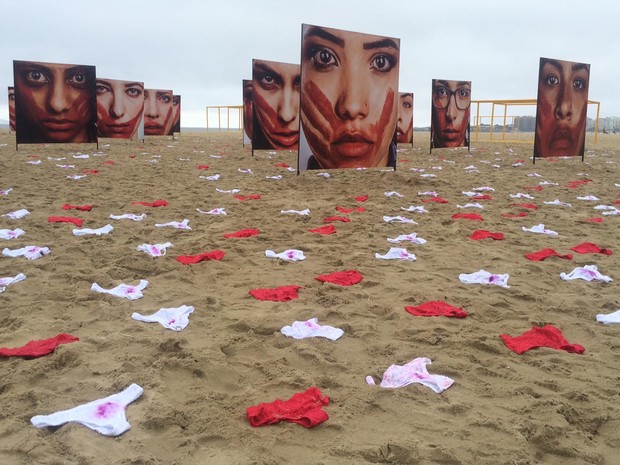 Ato expõem 420 calcinhas na areia, representando a quantidade de mulheres vítimas de estupros a cada 72 horas no Brasil. (Foto: Matheus Rodrigues / G1)