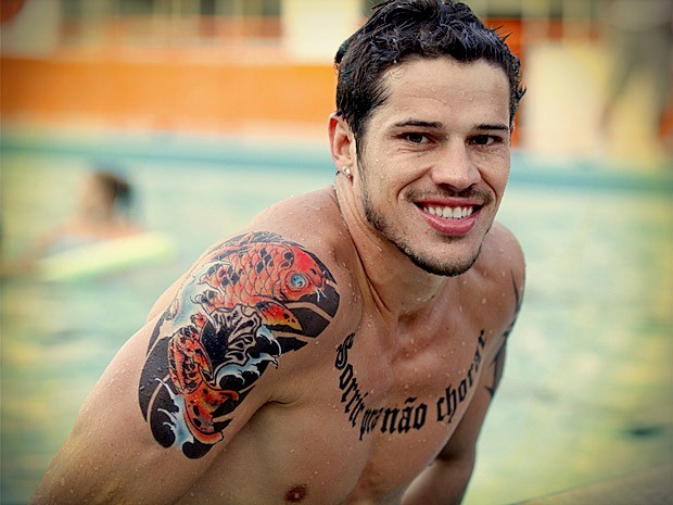 A tatuagem colorida, marca registrada de Darkson, é feita sempre antes da gravação (Foto: Avenida Brasil / TV Globo)