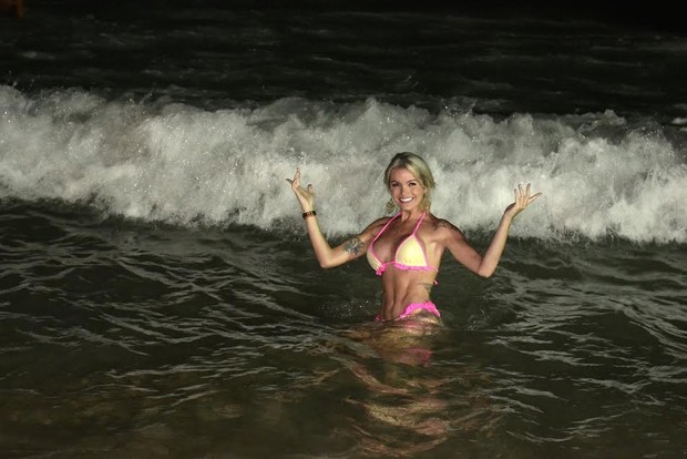 Thalita Zampirolli em banho noturno na praia do Arpoador, Zona Sul do Rio (Foto: Roberto Teixeira/EGO)