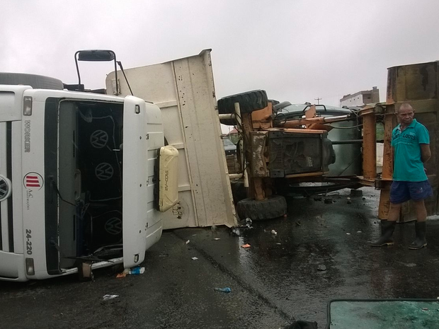 Quatro das vítimas estavam em caminhão, a outra estava na retroescavadeira (Foto: Amanda Dantas/ TV Asa Branca)