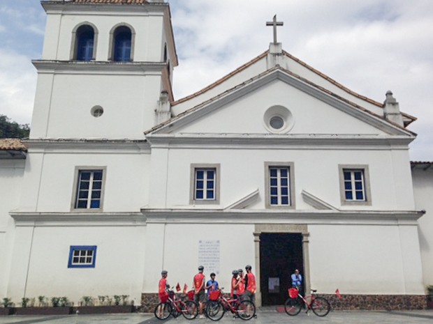 Grupo de cicloturistas fazem passeio do Bike Tour SP e visitam Pateo do Colégio, no Centro de São Paulo (Foto: Vivian Reis/G1)