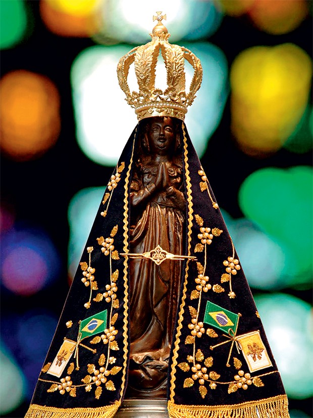 SANTA PARTIDA A estátua de  Nossa Senhora hoje – e da forma como chegou para restauração, em 1978. Foi quase um milagre (Foto: Divulgação)