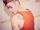 Justin Bieber faz nova tatuagem em homenagem ao avô