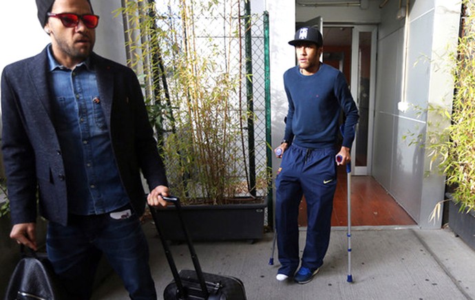 Neymar de muletas no Barcelona (Foto: Miguel Ruiz / Site Oficial do Barcelona)