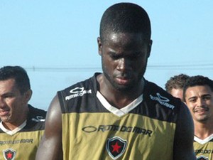 William Thuram é zagueiro do Botafogo da Paraíba (Foto: (Foto: Lucas Barros / Globoesporte.com/pb))