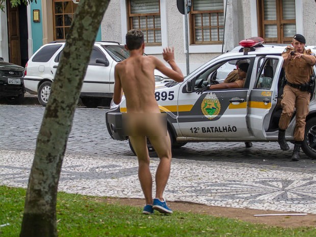 Segundo testemunha, homem nu disse ter sido assaltado (Foto: Julio Garrido/Arquivo Pessoal)