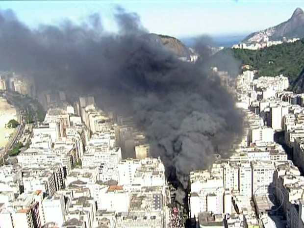 Fumaça do incêndio em Copacabana pode ser vista de longe  (Foto: Reprodução/TV Globo)
