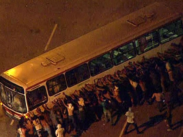 Vândalos tentam virar ônibus em Niterói (Foto: G1)