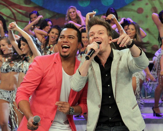 Michel Teló e Bruno cantam novo sucesso (Foto: Domingão do Faustão/ TV Globo)