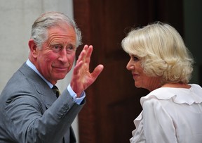 Principe Charles e Camilla chegam no hospital  (Foto: Agência AFP)