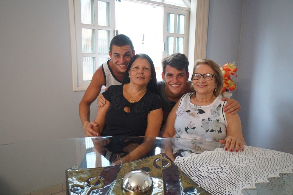 Os gêmeos do BBB17 posam com a família (Foto: Gabriella Dias/Gshow)