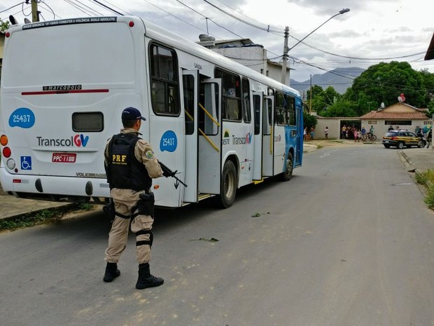 Ônibus roubado foi encontrado em Serra Dourada I (Foto: Divulgação/PRF)