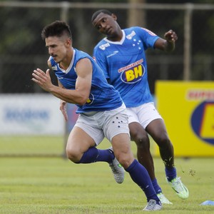 Willian e Douglas Coutinho, do Cruzeiro (Foto: Washington Alves/Light Press)