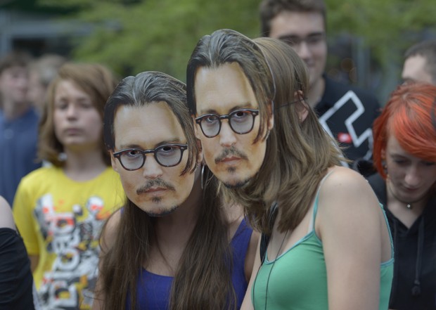 Fãs de Johnny Depp na premiere de &quot;O cavaleiro solitário&quot; (Foto: AFP / Agência)