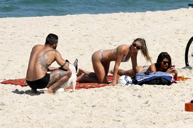 Yuri curte praia com a namorada em clima de romance (Foto: Marcos Ferreira / photo rio news)