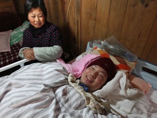 Casal mantem filho vivo bombeando saco ressuscitador (Foto: STR / AFP)