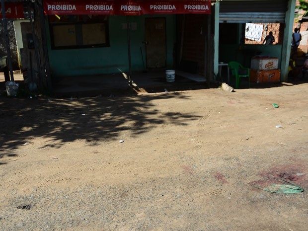PM, filho e mais dois são mortos em chacina em bar em Valéria; criança é baleada  (Foto: Mauro Akin Nassor/Correio-BA)