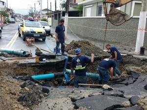 Funcionários da Sabesp estiveram no local para realizar os reparos (Foto: Roberto Strauss/G1)