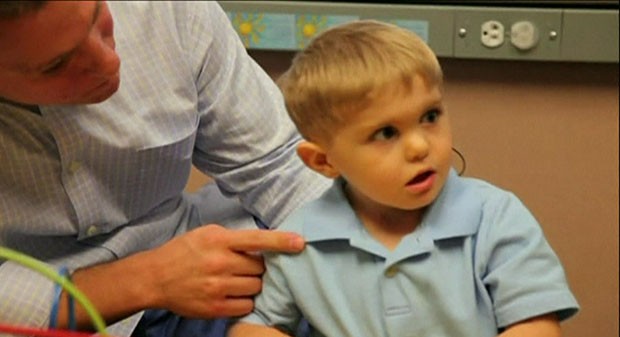 O menino recebeu um implante auditivo no tronco cerebral (Foto: Cortesia da Universidade da Carolina do Norte/BBC)