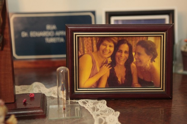 Detalhe do porta-retrato da atriz com suas 'madrinhas': Glória Pires e Regina Duarte (Foto: Isac Luz/ EGO)
