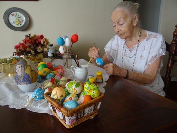 No Recife, austríaca mantém tradição de pintar ovos na Páscoa (Foto: Priscila Miranda / G1)