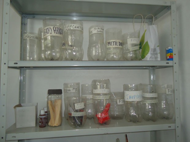 Estante da farmácia estava sem medicamentos, que eram acondicionados de forma inadequada em garrafas de refrigerante (Foto: Divulgação CRM/PB)