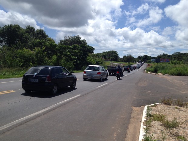 Movimentação na BR-343, que dá acesso ao Litoral do Piauí, foi bastante intenso (Foto: Gil Oliveira/G1)