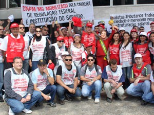 Trabalhadores do Incra em greve e outros servidores federais protestam em Belo Horizonte (Foto: Bruna Mara / Divulgação SINDSEP-MG)