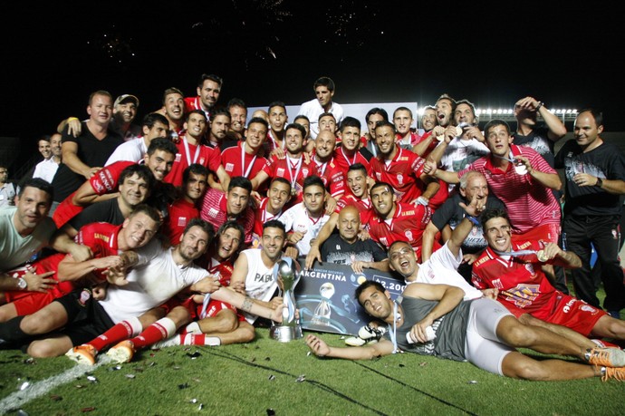 Huracán comemora o título da Copa Argentina (Foto: Agência EFE)