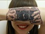 Jovem holandesa mostra tatuagem de câmera que cria 'ilusão de ótica'