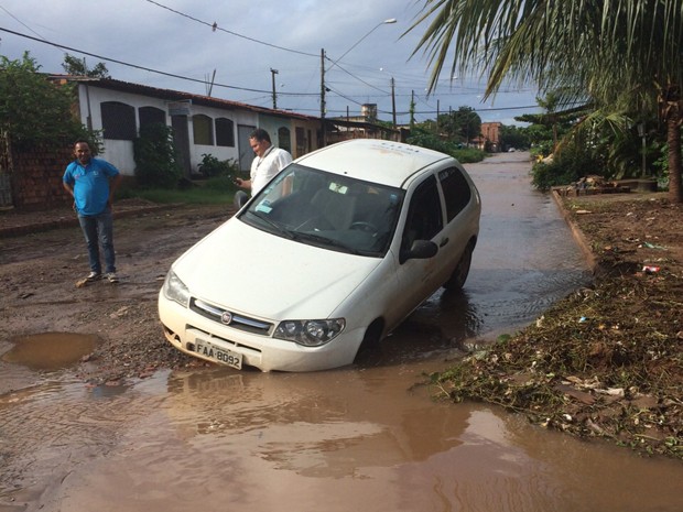 Veículo cai em cratera no Jardim São Cristovão em São Luís (Foto: Everton de Oliveira)