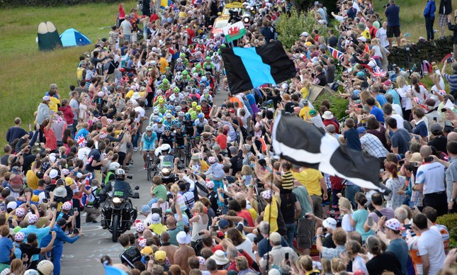 Grande público no Tour de France 2014, entre as etapas de York e Sheffield 